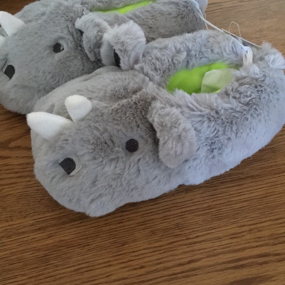 NWT Cat & Jack Grey slippers - Picture 2 of 4